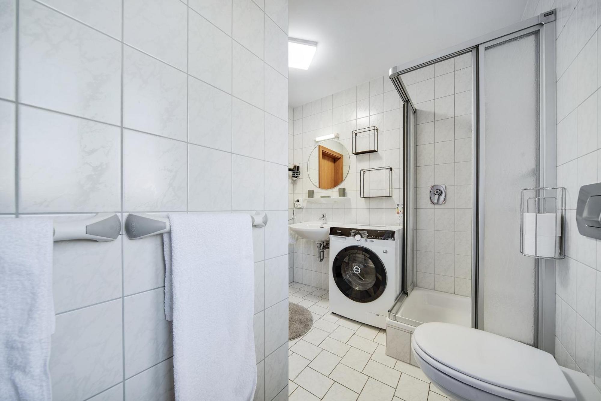 Fewo-Lavees Moderne Zentrale Fewo Nahe Omv Wacker Kliniken Burg -Eigener Eingang-Schluesselloser Check In Burghausen Exteriör bild